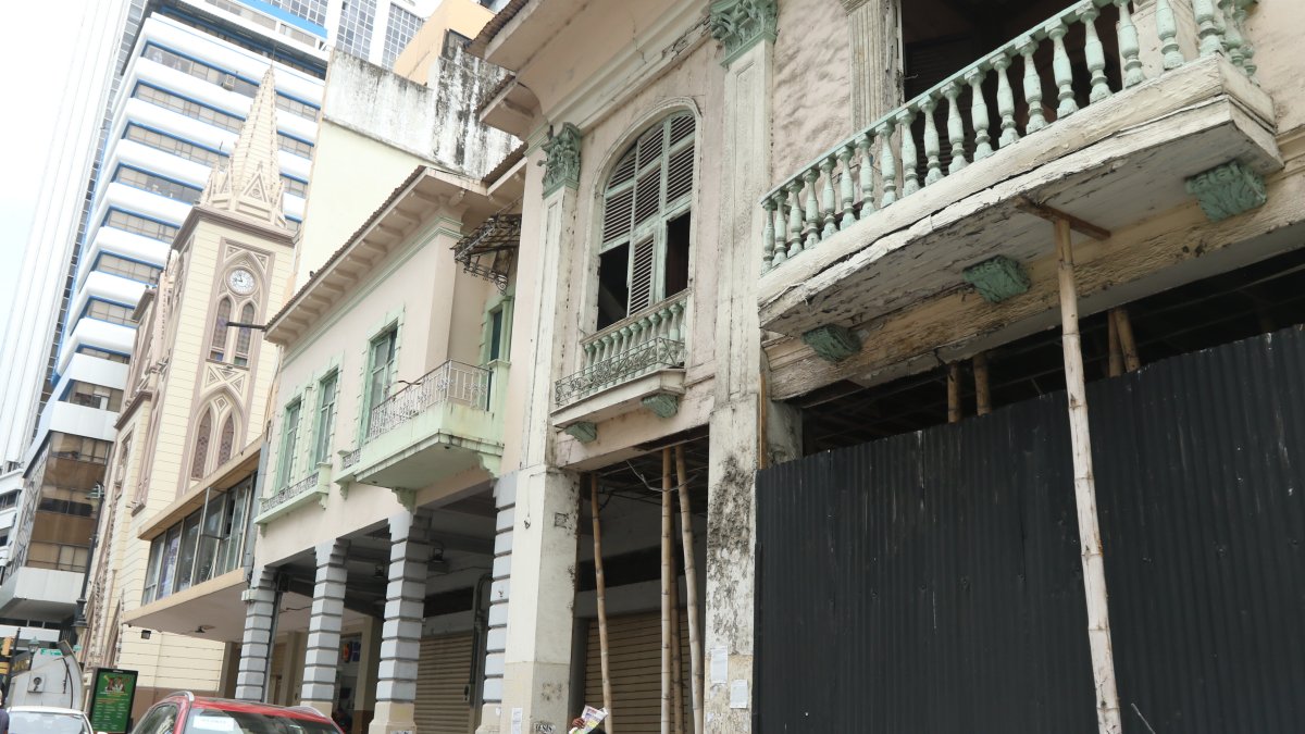 El viejo inmueble tiene más de 10 años abandonado.