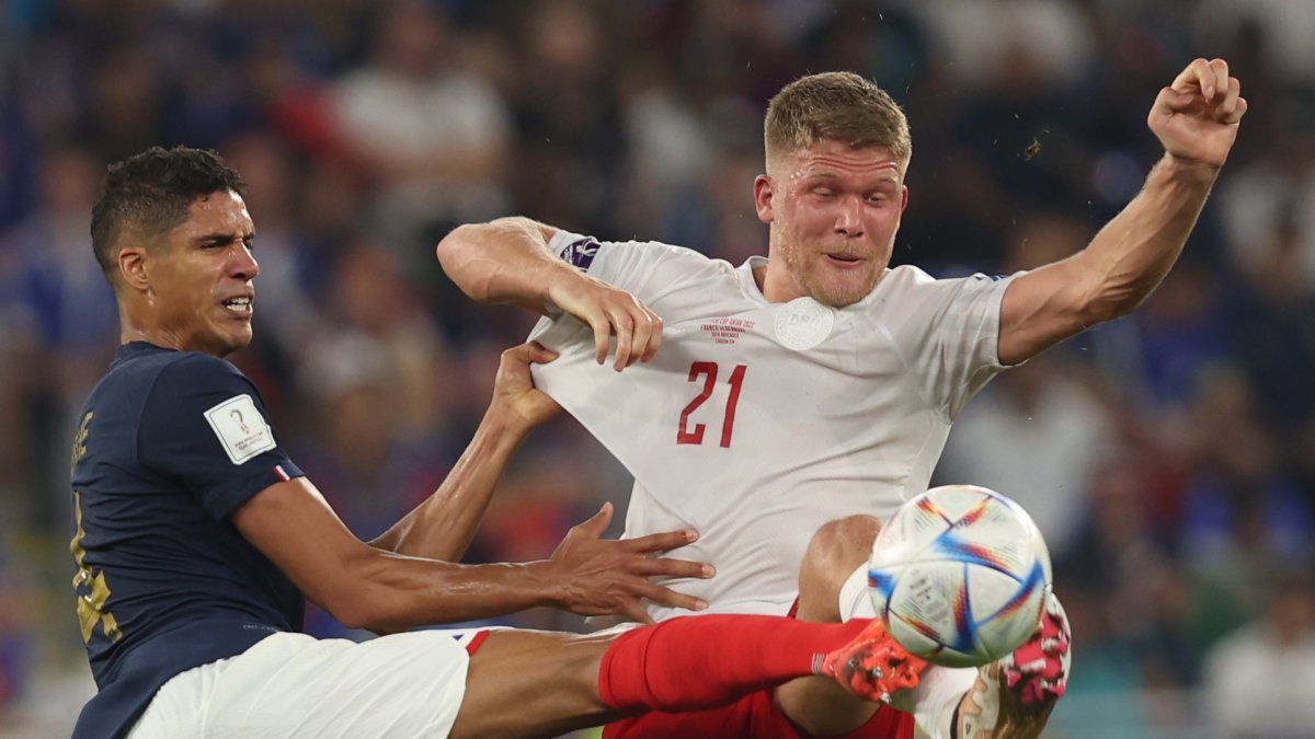 Raphael Varane (i) es una de las figuras de la selección francesa.
