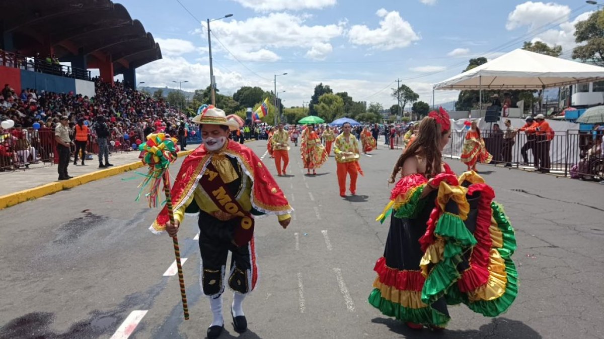 Fiestas. La gente asistió masivamente a los desfiles, pese a que en las inmediaciones hubo problemas de congestión vehicular.