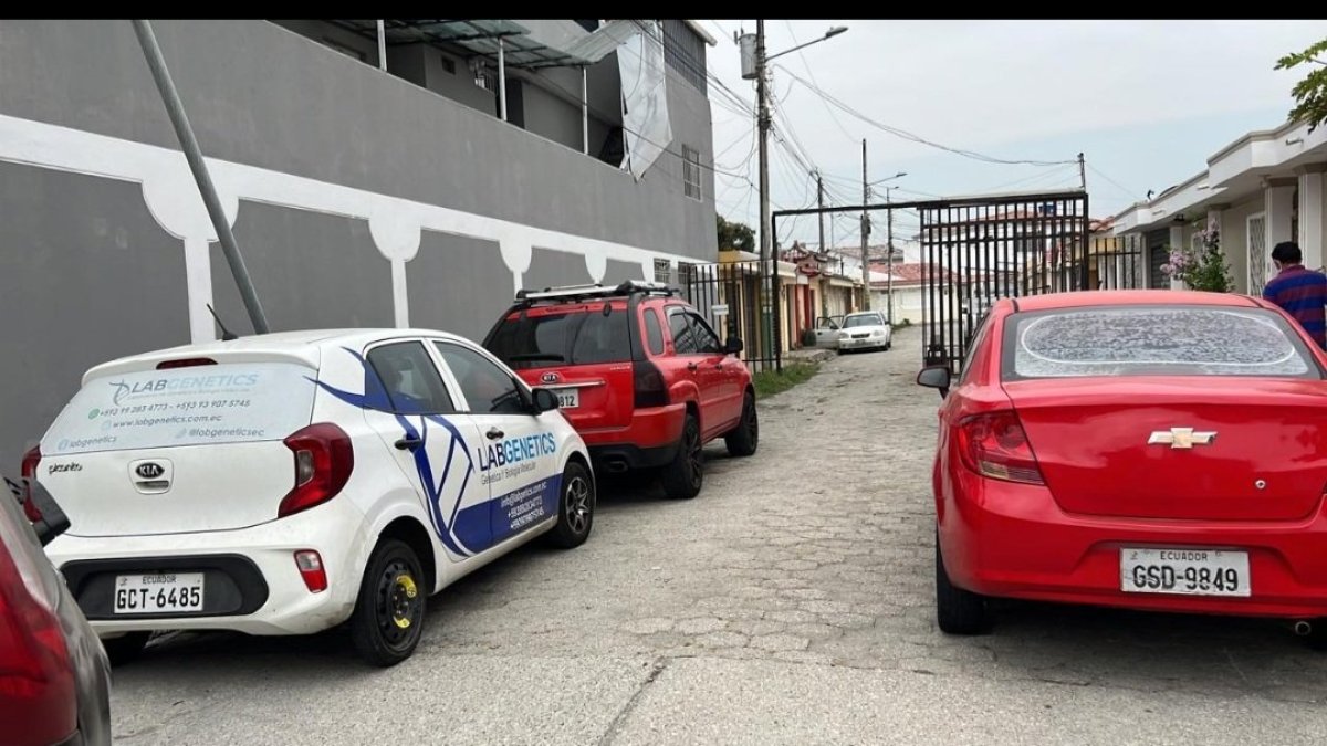 Los carros parqueados obstaculizan el ingreso y salida de los residentes de Samanes 5.