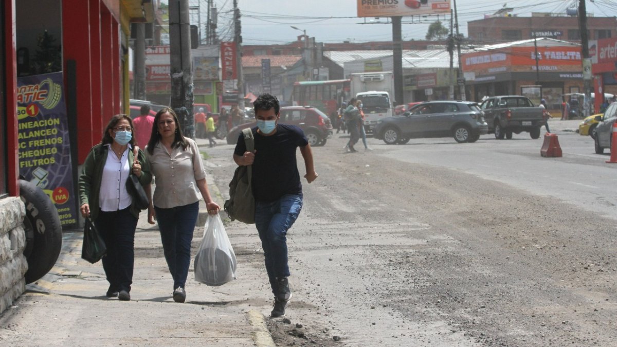 Nube gris. Los vehículos que circulan por esta gran avenida levantan polvo. Los transeúntes intentan esquivarlo con el uso de la mascarilla, pero en unos casos es inevitable inhalarlo.