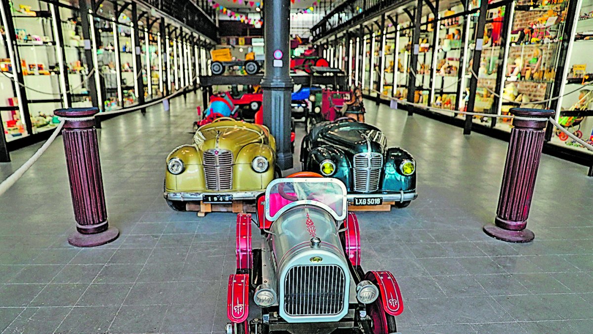La acumulación de tantos artefactos y la presión de su círculo cercano lo llevaron a abrir el museo.