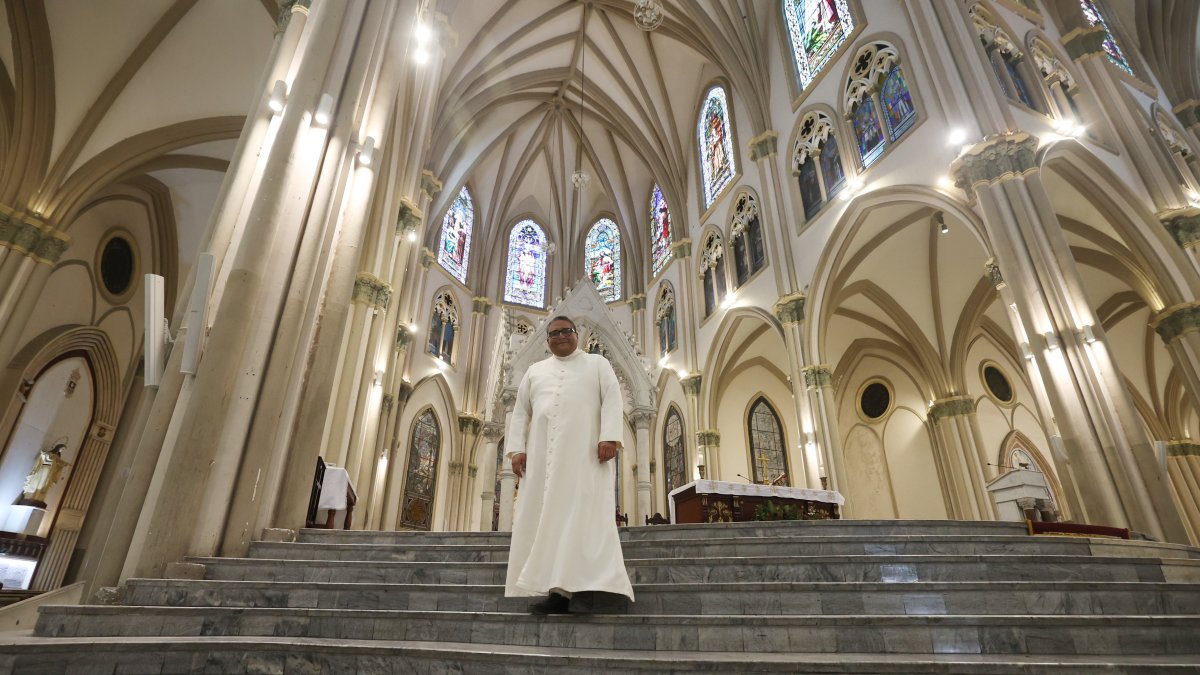 El padre Francisco Sojos busca hacer brillar la capilla del Santísimo y de ahí extender su mantenimiento a la Catedral.