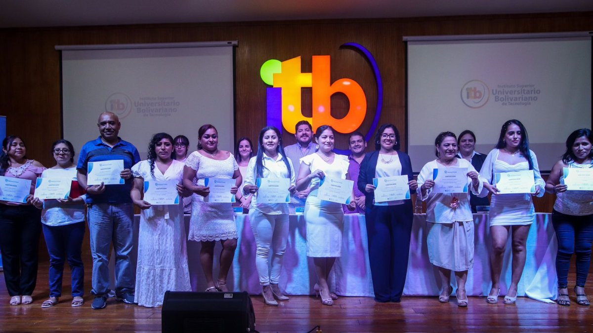 Evento.- Algunos de los graduados en habilidades productivas.