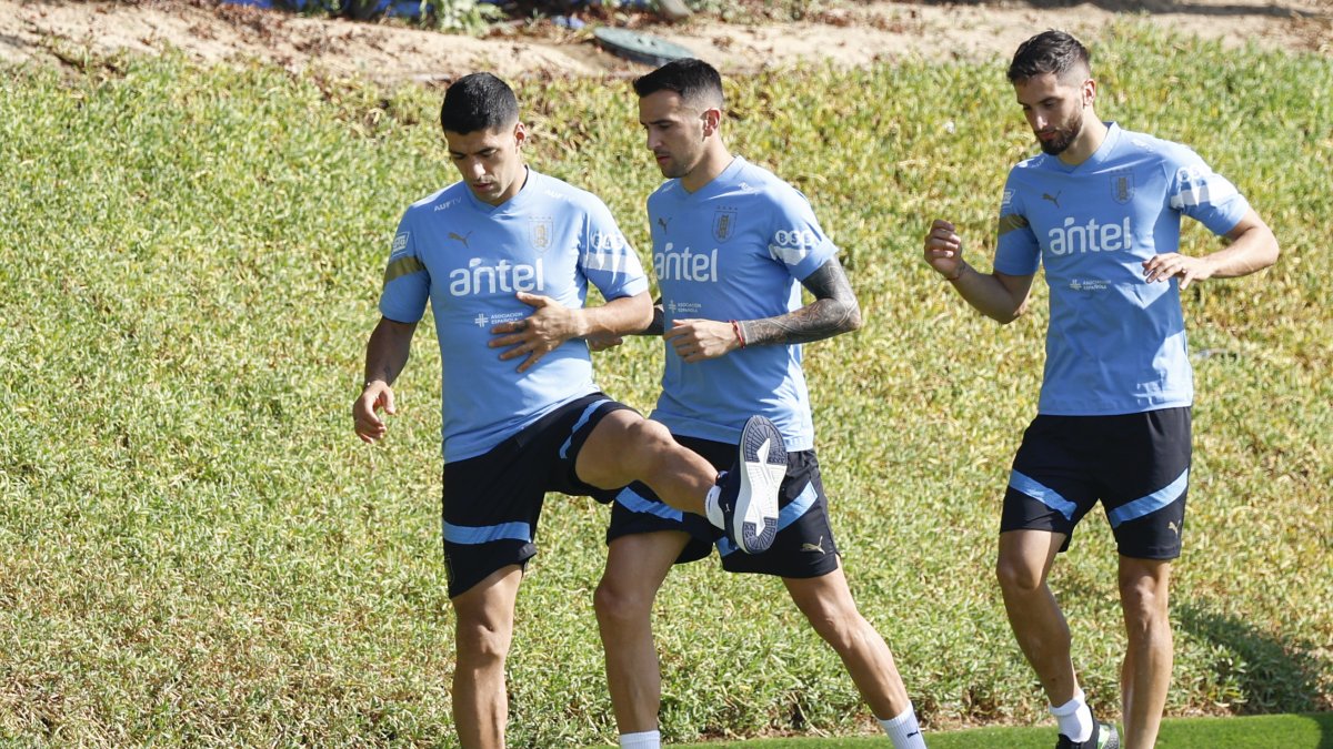 El delantero Luis Suárez (i) durante el entrenamiento de la selección uruguaya celebrado en las instalaciones de Al Erssal en Doha.