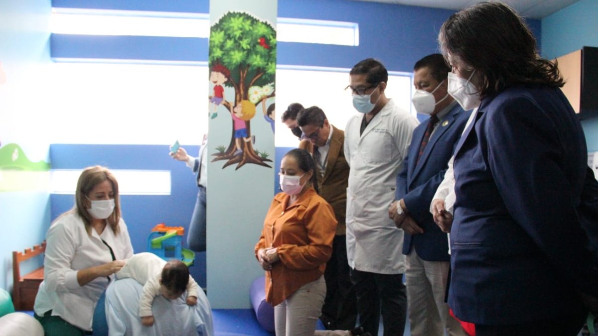 El área reabierta en el Hospital del Niño ofrece terapia física y de lenguaje, entre otros servicios