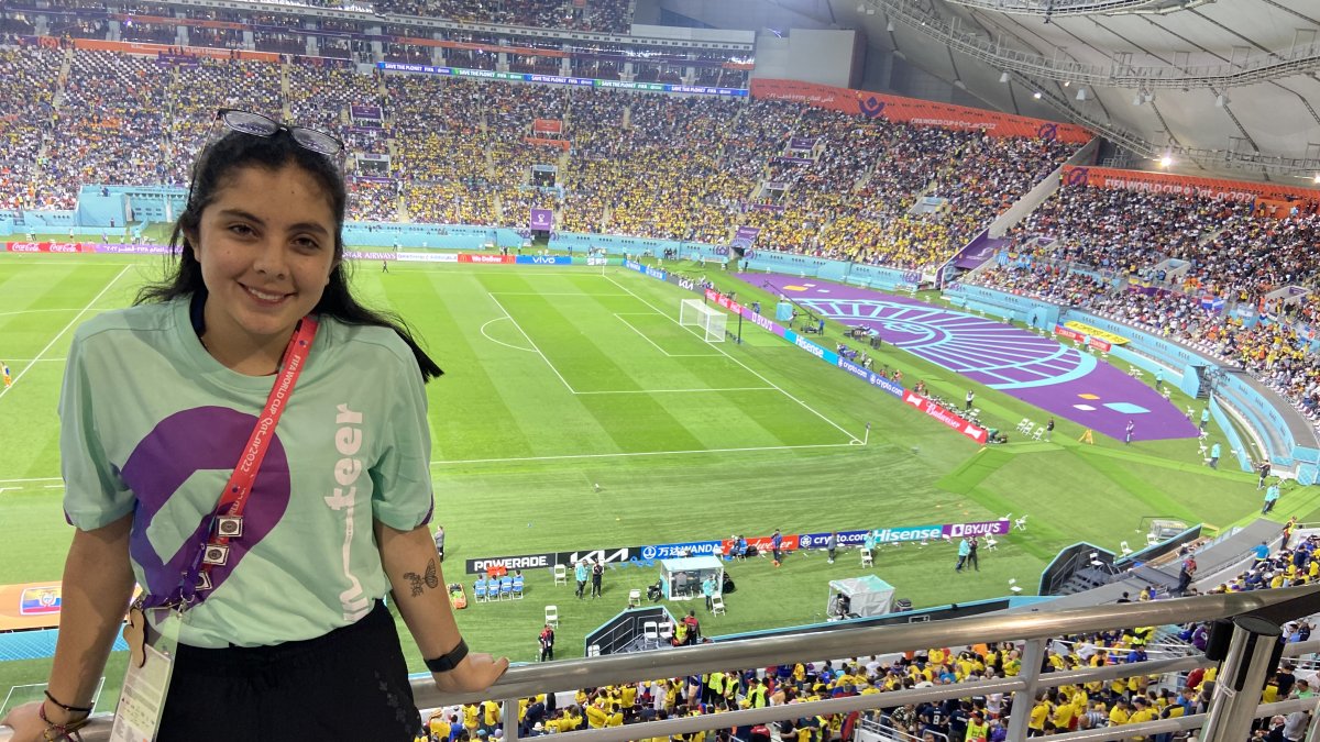 Emily Tamay se encarga de dar una mano en la sala del prensa del estadio Khalifa