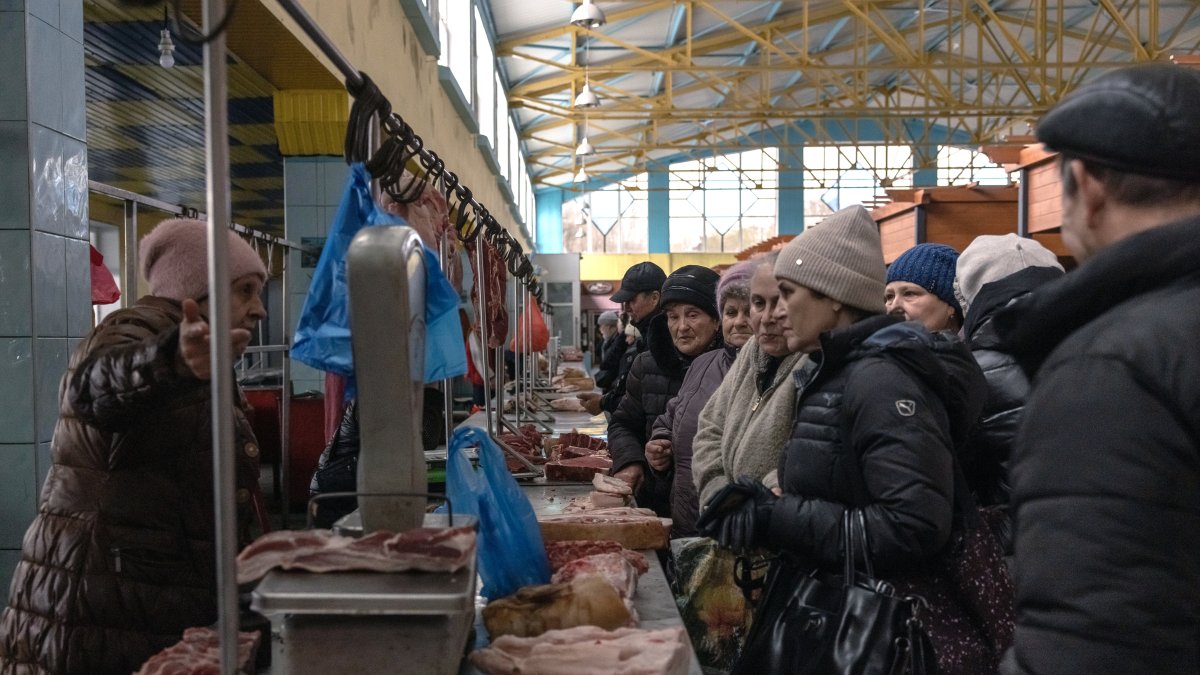 Ucrania.- En los mercados se ven muchos compradores y pocos productos en el mercado.