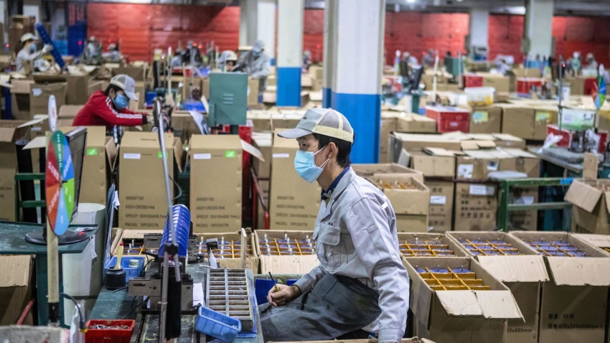 Empresa.- Un trabajador en una industria de China.