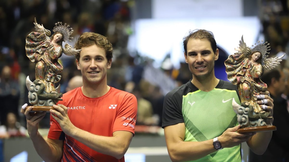 El tenista español Rafael Nadal dio muestras de su gran juego al enfrentarse al noruego Casper Ruud en partido de exhibición