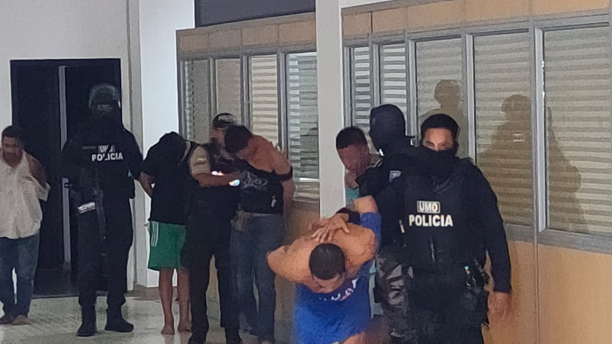 siete sujetos fuertemente armados entraron al hospital de Chone a rematar a un sujeto.