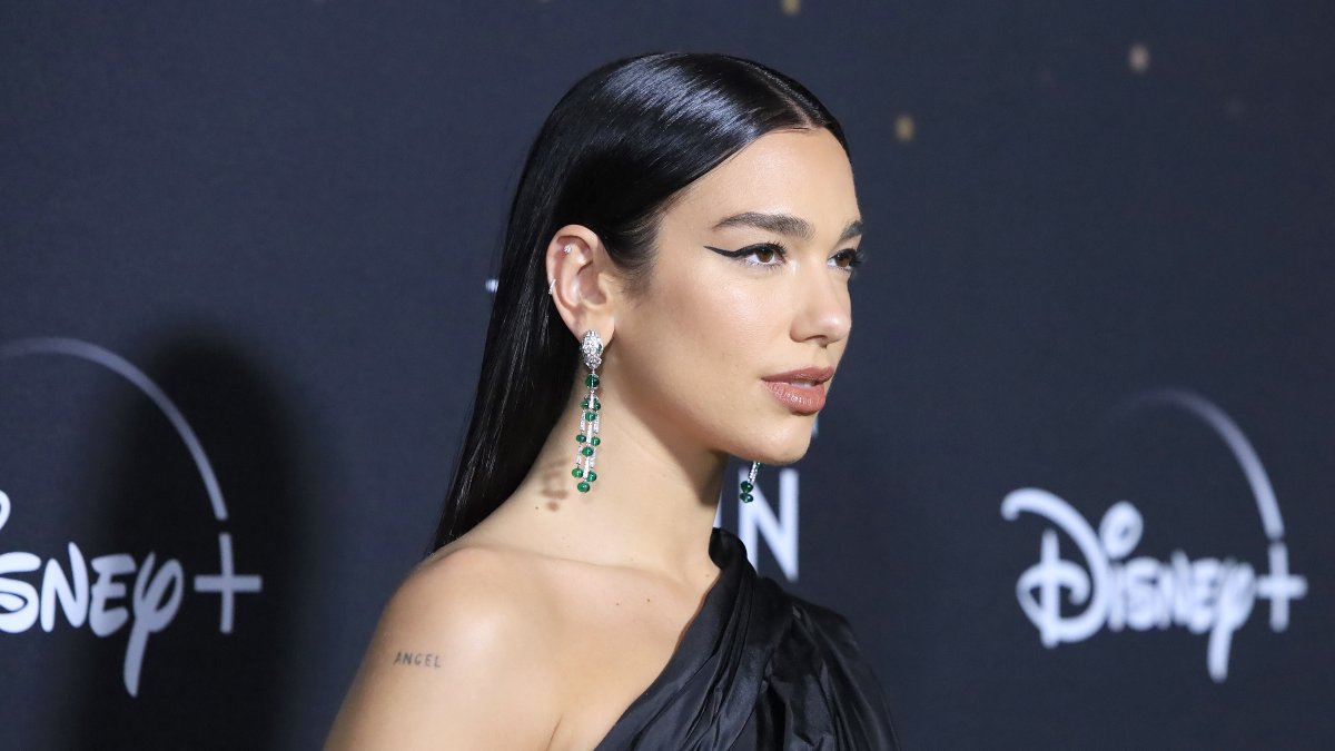 Dua Lipa posa en el evento 'Elton John Live: Farewell from Dodger Stadium' en Los Ángeles, California, el pasado 21 de noviembre.