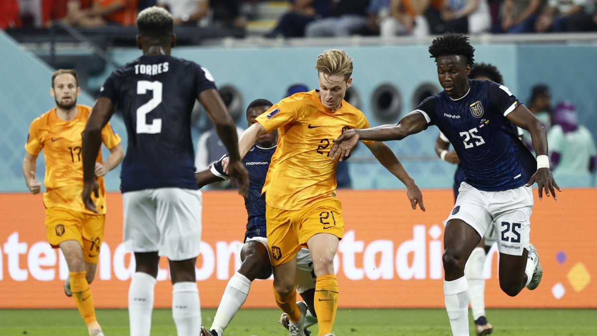 Frenkie De Jong (c), de Países Bajos, disputa un balón con Jackson Porozo (d), de Ecuador, en el partido de la fase de grupos del Mundial entre ambas selecciones en Doha.