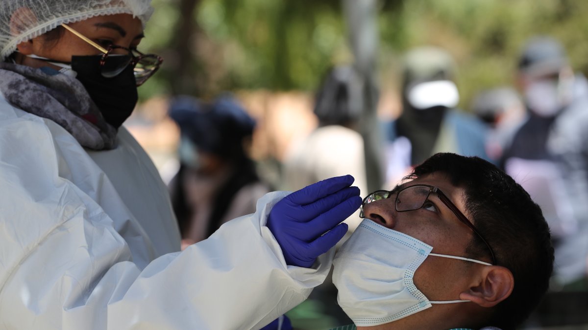 Funcionarios de la Salud realizan la prueba PCR o antígeno nasal en La Paz (Bolivia), en una fotografía de archivo.