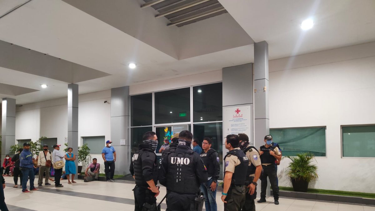 Autoridades en el hospital de Chone.