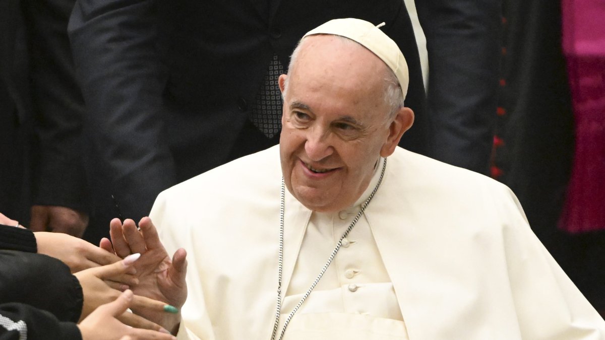 El Papa Francisco saluda a los fieles durante una audiencia a los miembros de la Escuela de la Paz en el Aula Pablo VI del Vaticano. EFE