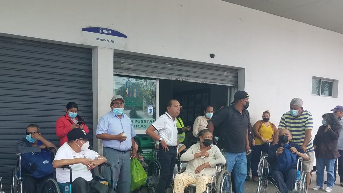 Los pacientes con insuficiencia renal protestaron en los exteriores de la Unidad de Hemodiálisis del Hospital Teodoro Maldonado Carbo. Jhonny Barberán, (de camiseta blanca a rayas)  expuso la situación de los pacientes que se realizan las diálisis en el hospital por la falta de insumos.