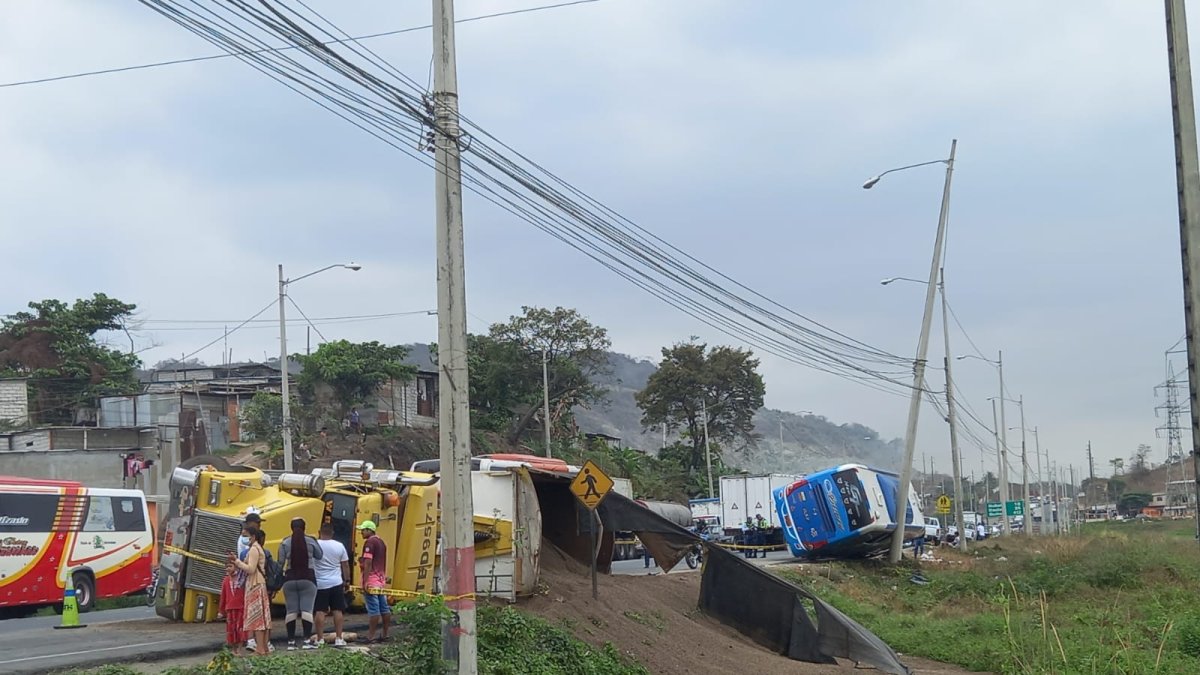 Poste de alumbrado eléctrico evitó que bus cayera a la cuneta.