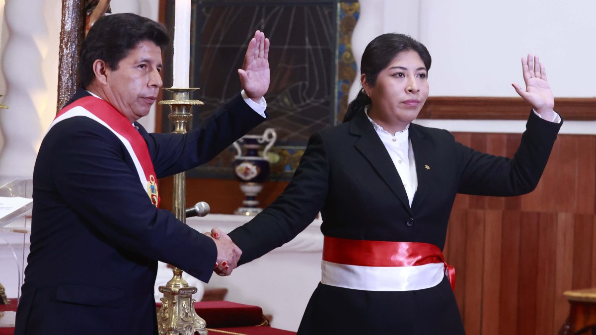El presidente de Perú, Pedro Castillo, junto a la presidenta de los ministros, Betssy Chávez.