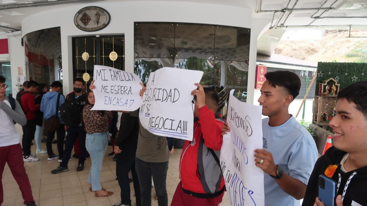 Un plantón se realizó dentro de las instalaciones de la Universidad Católica.