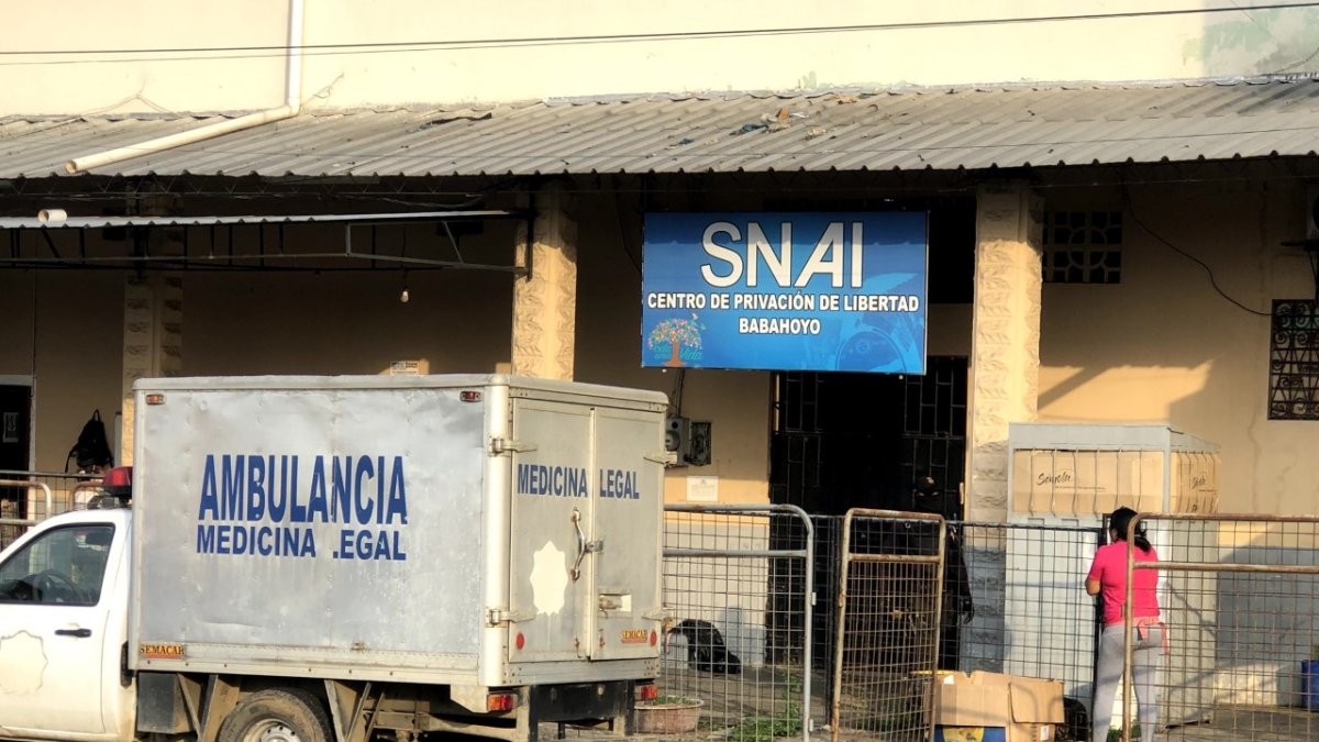 En la policía se investiga si el detenido se colgó.