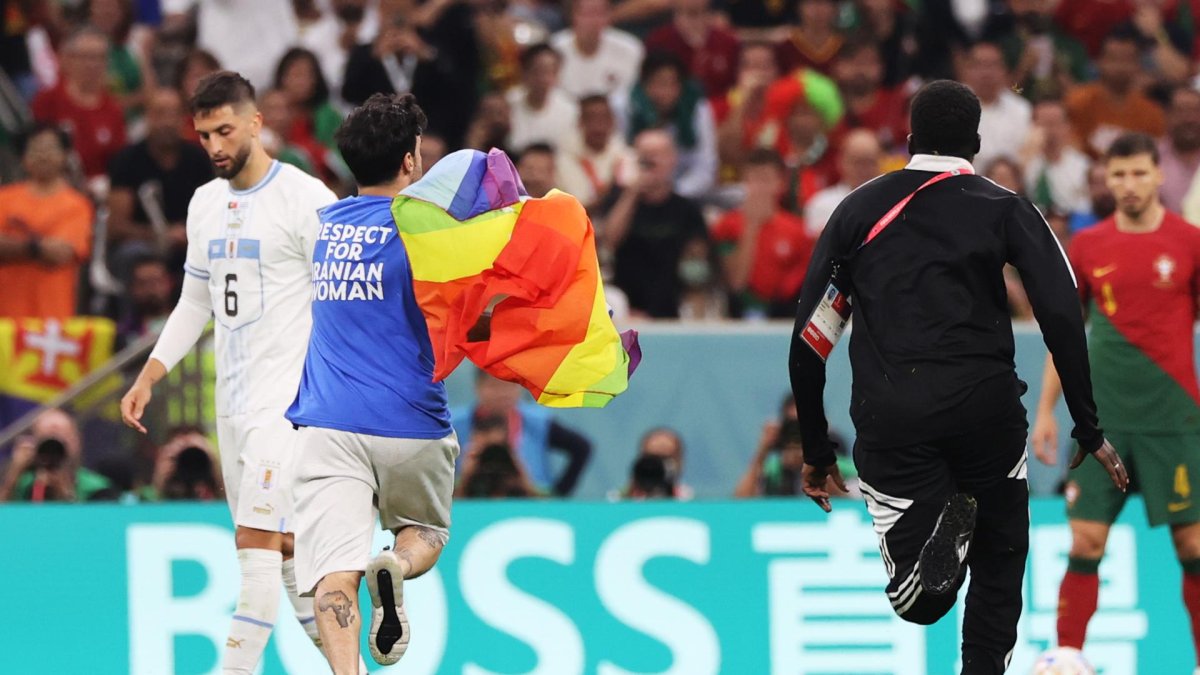 Un aficionado invade la cancha hoy, en un partido de la fase de grupos del Mundial de Fútbol Qatar 2022 entre Portugal y Uruguay en el estadio Lusail en la ciudad de Lusail.