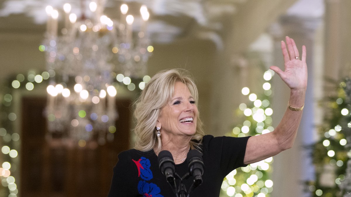 La primera dama de Estados Unidos, Jill Biden, agradece a los voluntarios que ayudaron a decorar la Casa Blanca para la temporada navideña, en Washington /Michael Reynolds