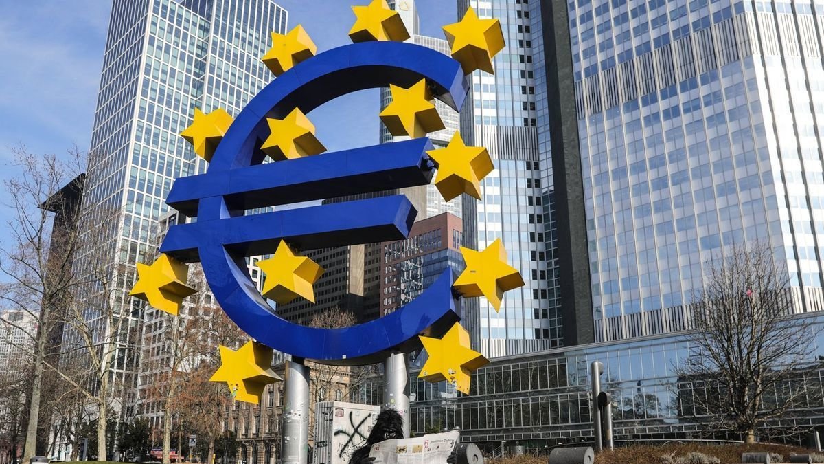 Entidad. Una persona fuera del edificio del Banco Central Europeo.