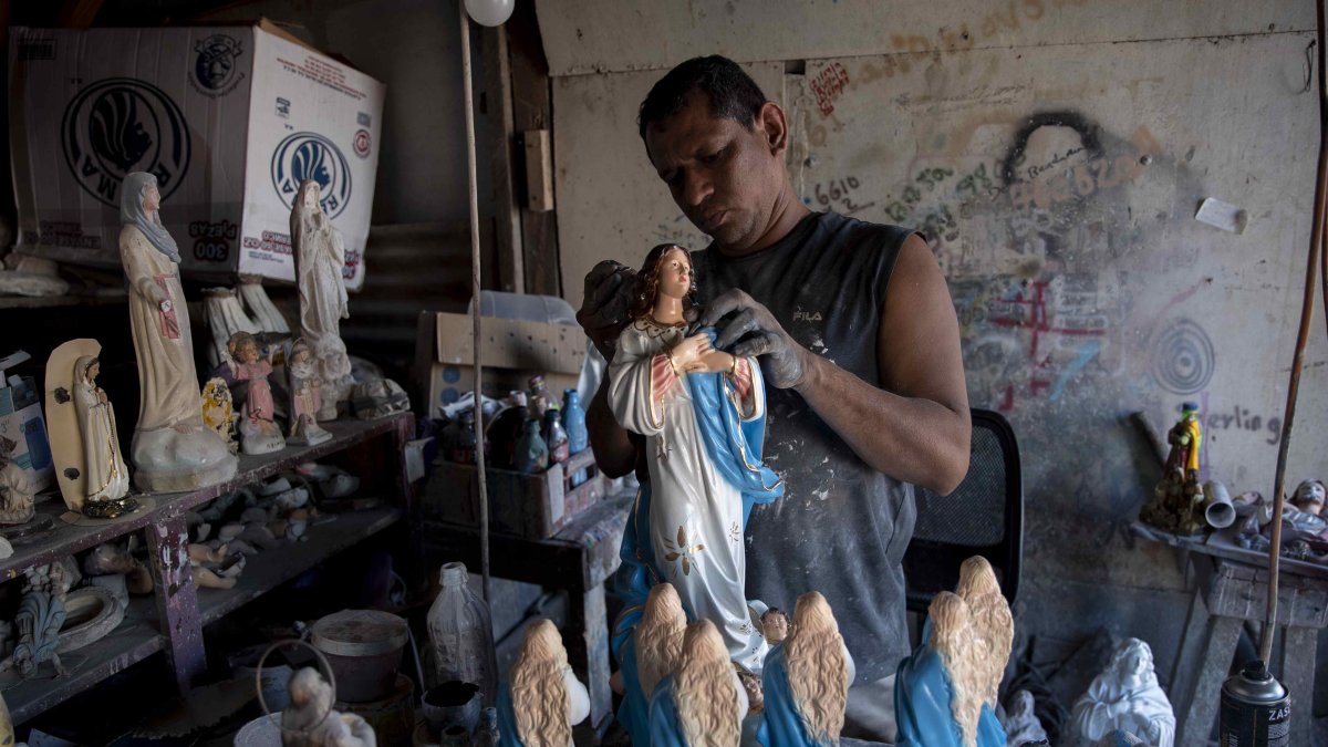 Managua. El escultor artesano Harold Talavera pinta en estos días las esculturas de la virgen María .