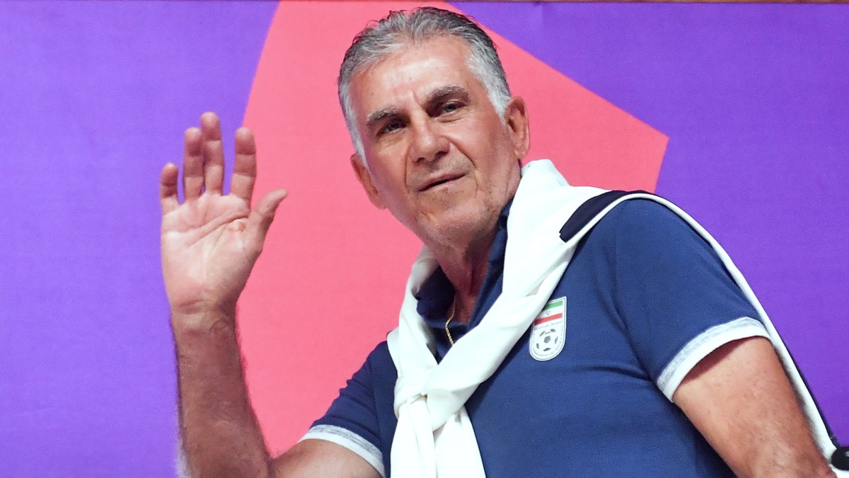 Carlos Queiroz se despide de la prensa tras la conferencia.