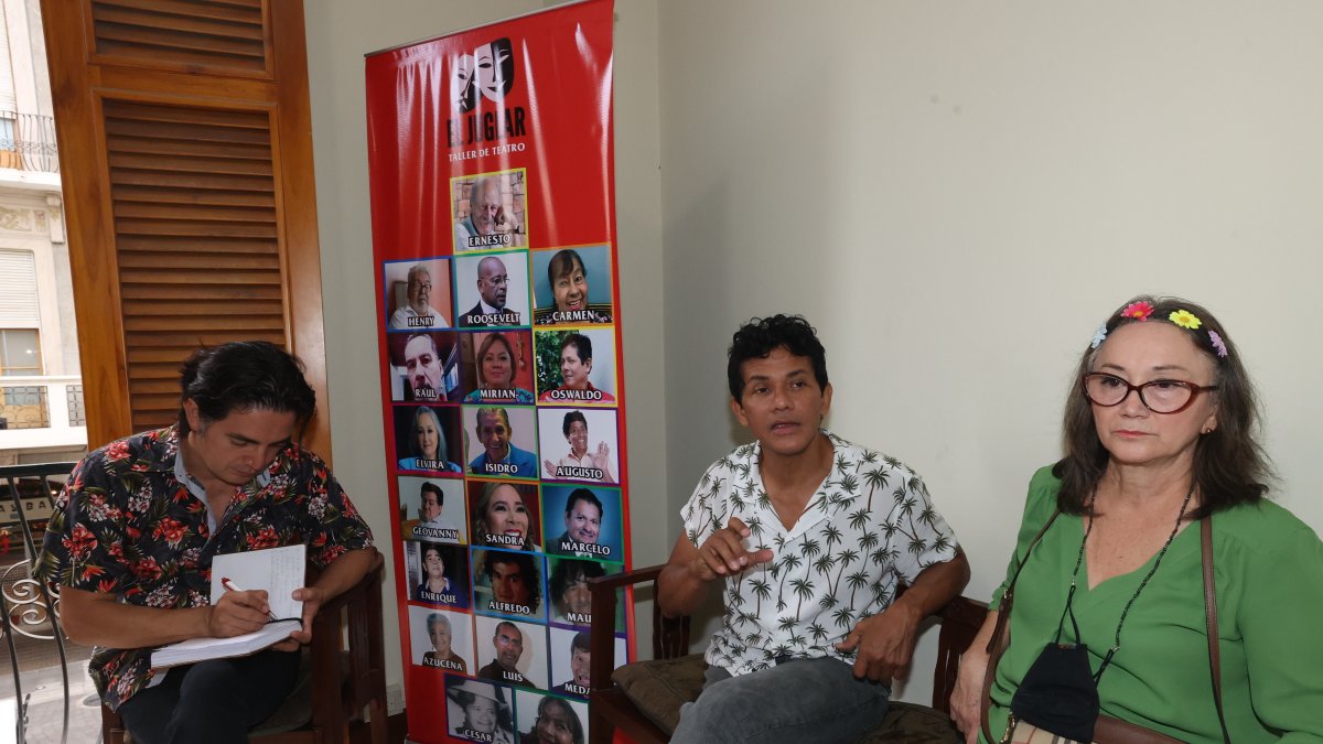 Integrantes. Elvira Carbo y Augusto Enríquez (c.) aparecen junto a Mario Suárez, uno de los actores invitados.