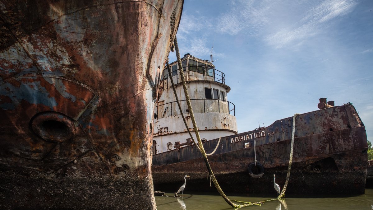 La Bahía de Guanabara, que baña Río de Janeiro, se convirtió en un cementerio de navíos abandonados, lo que amenaza el medioambiente. /Andre Coelho 