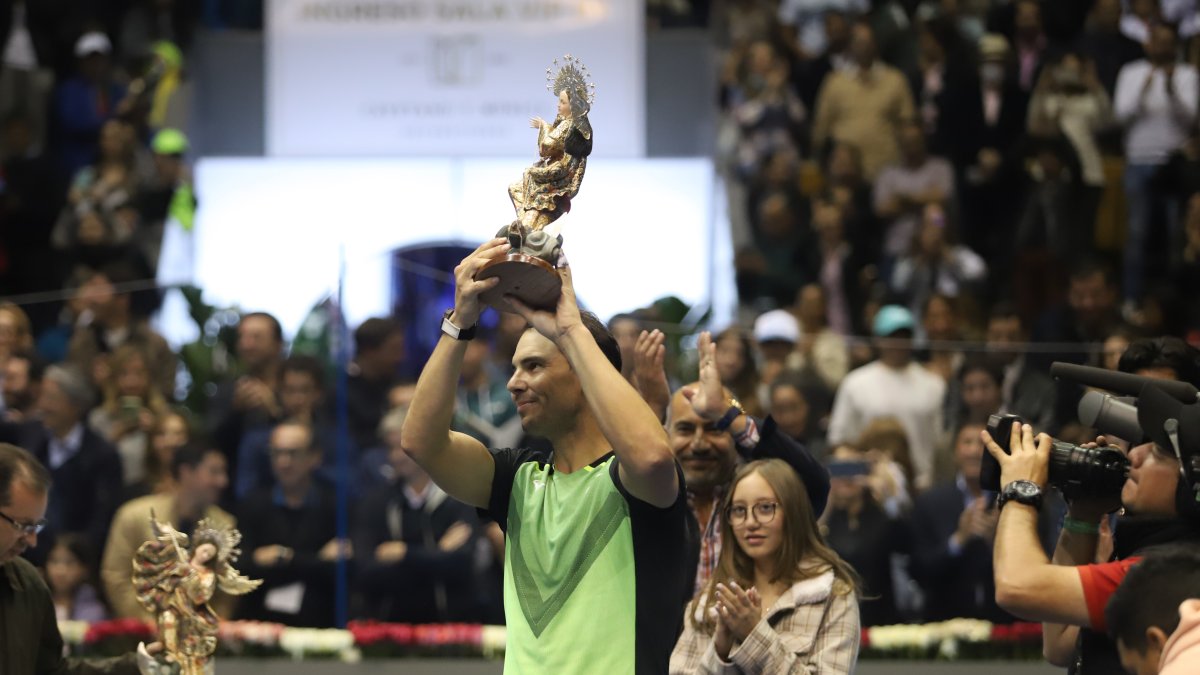 Rafael Nadal recibió una réplica de la virgen de Legarda tras el juego ante Casper Ruud.