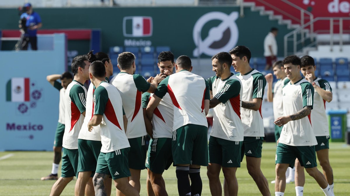 Jugadores de la selección mexicana participan en el entrenamiento del equipo celebrado en las el estadio Al Khor en Doha para preparar su partido contra Argentina correspondiente a la segunda jornada de la fase de grupos del Mundial de Qatar.
