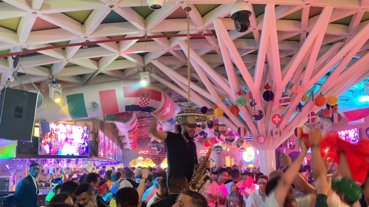 Los lugares en donde se permite la ingesta y venta de alcohol, como bares y discotecas, están plenamente identificados. Ahí se vive una fiesta.