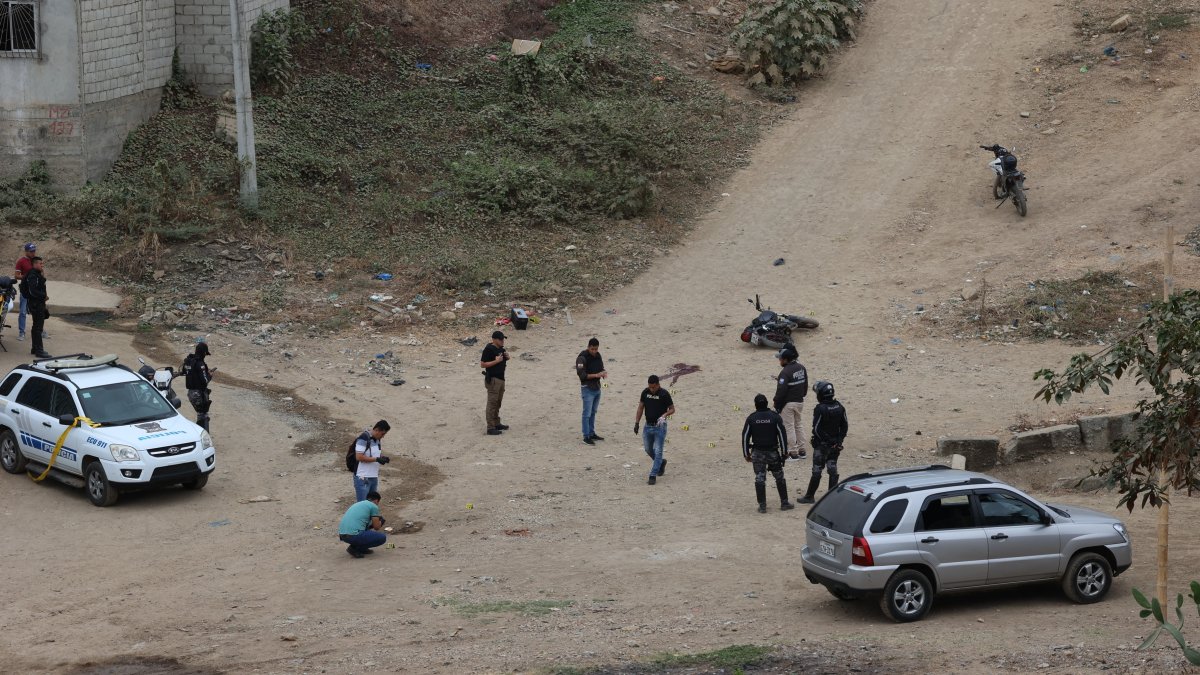 Noroeste. Elementos policiales recorren una de las escenas del crimen, en uno de los barrios de la periferia de Guayaquil.
