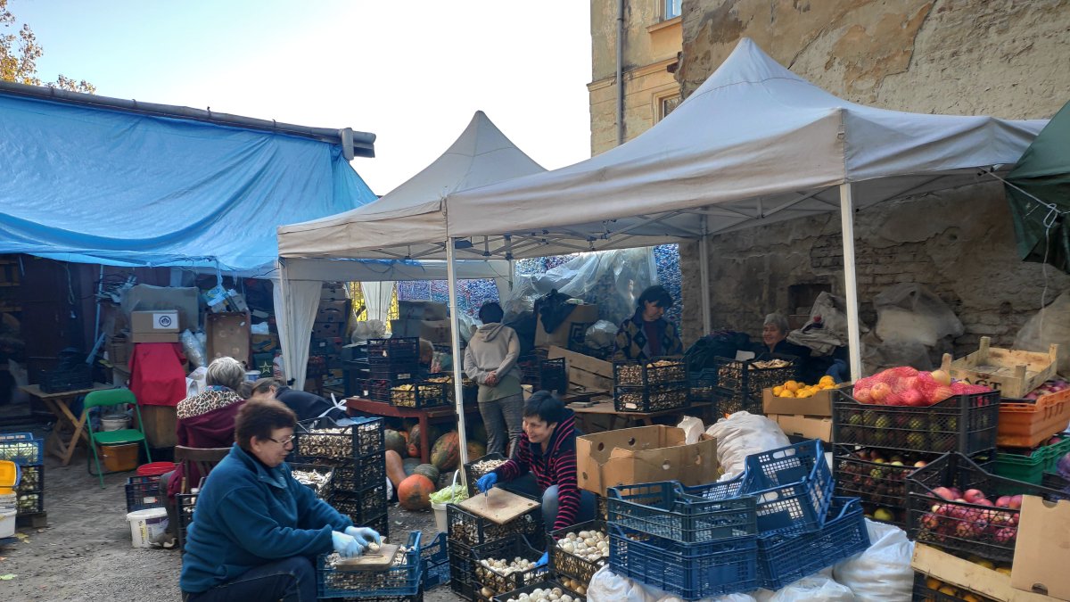 Voluntarios preparan comida para luego repartirla en los campos de batalla en Leópolis.
