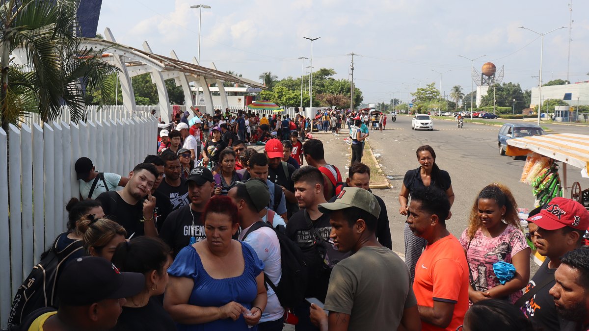 Un grupo de migrantes centroamericanos a la espera de poder salir en caravana a la frontera norte hoy, en la ciudad de Tapachula, estado de Chiapas (México). EFE/Juan Manuel Blanco