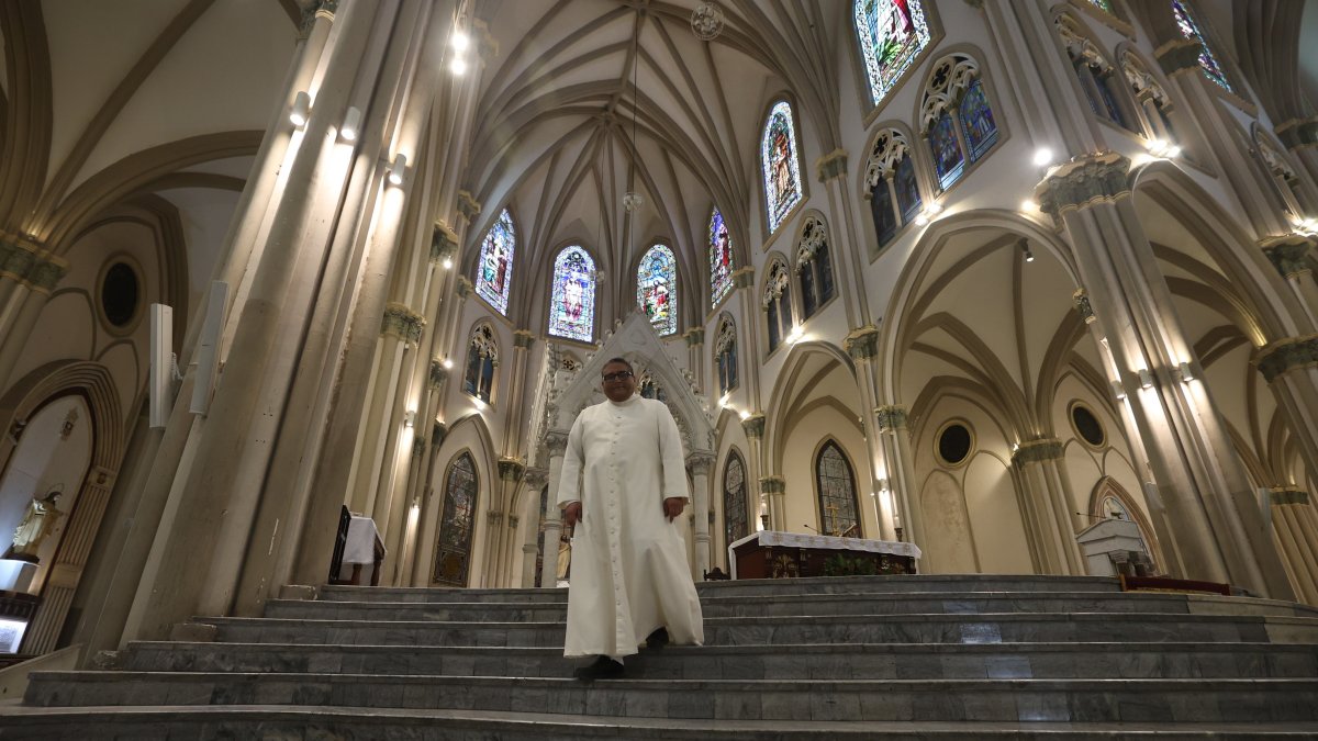 El padre Francisco Sojos ha emprendido, desde hace tres meses, una restauración y mantenimiento de la Catedral de Guayaquil.