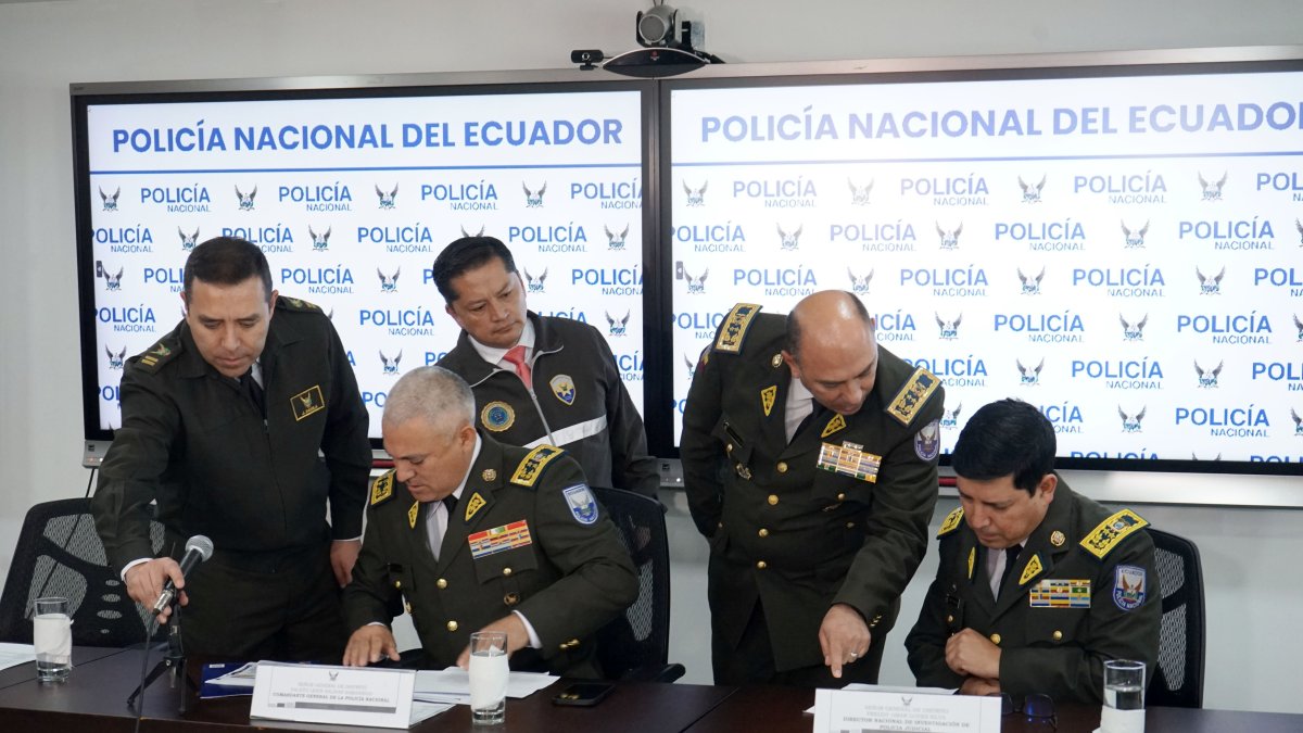 El comandante de Policía, Fausto Salinas (sentado al lado izquierdo) se reunió este lunes con el ministro Zapata para detectar las UPC a intervenir luego de una rueda de prensa en Quito.