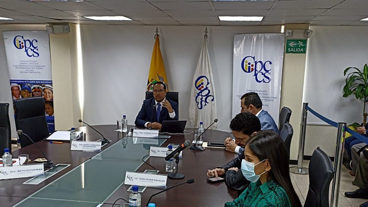 Hernán Ulloa anunció que ha pedido un examen especial de Contraloría para los consejeros que han faltado a varias sesiones del pleno del organismo.