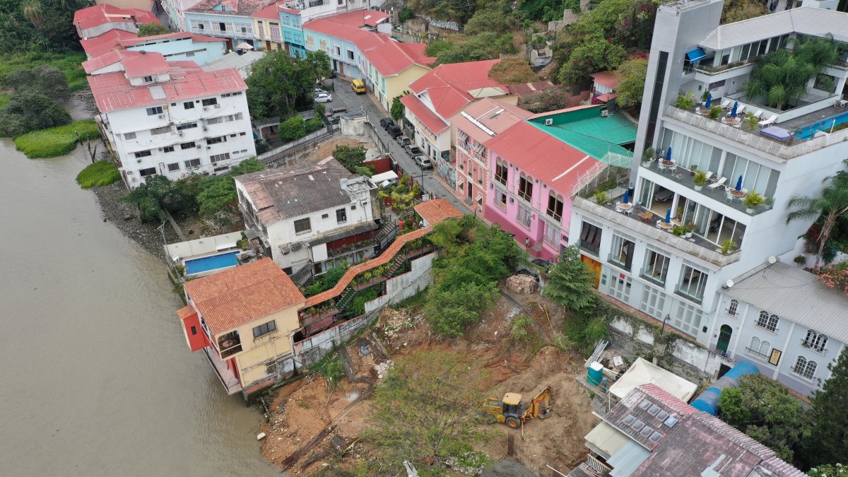 Territorio. La edificación se encuentra actualmente suspendida y se levanta en la calle Numa Pompilio Llona, en el emblemático barrio Las Peñas.