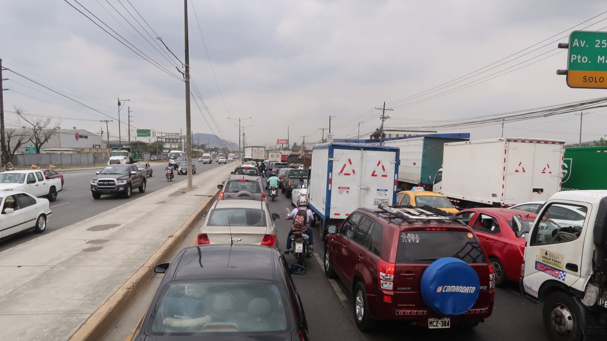 Tráfico. Los carriles estaban saturados en la vía a Daule por un accidente de tránsito que se dio la mañana de este 28 de noviembre.