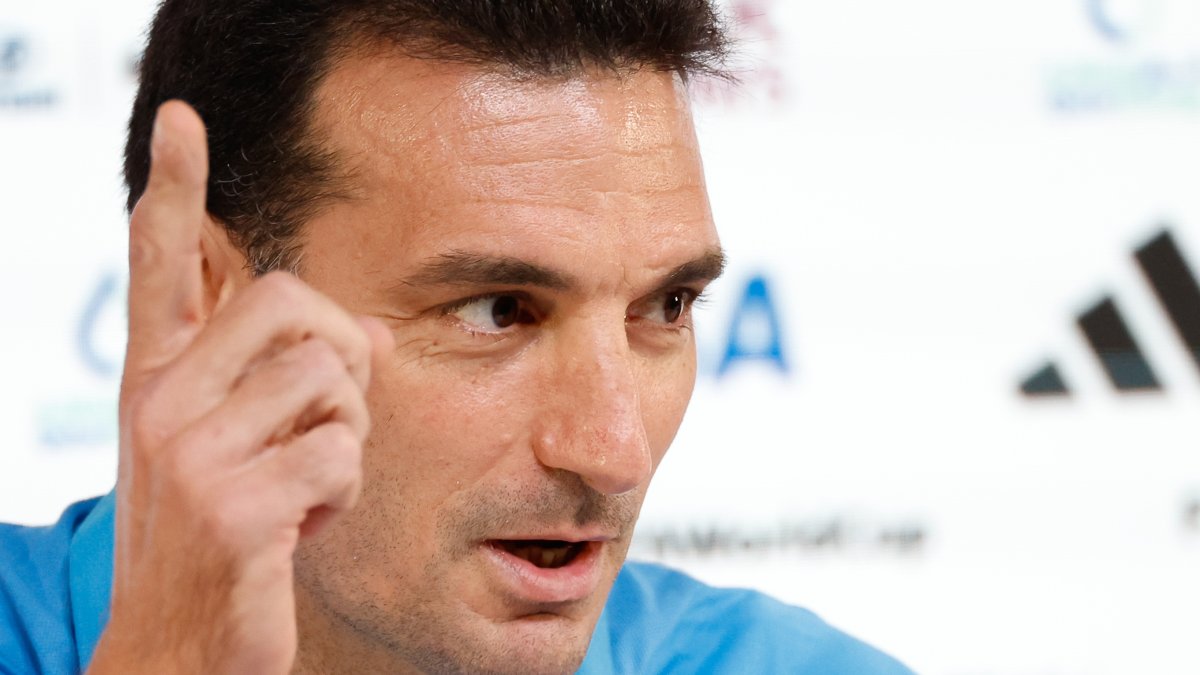 El seleccionador argentino Lionel Scaloni da una rueda de prensa en el Centro de Prensa del Mundial FIFA Qatar 2022 en Doha, este martes, en la víspera de su partido del Grupo C contra Polonia.