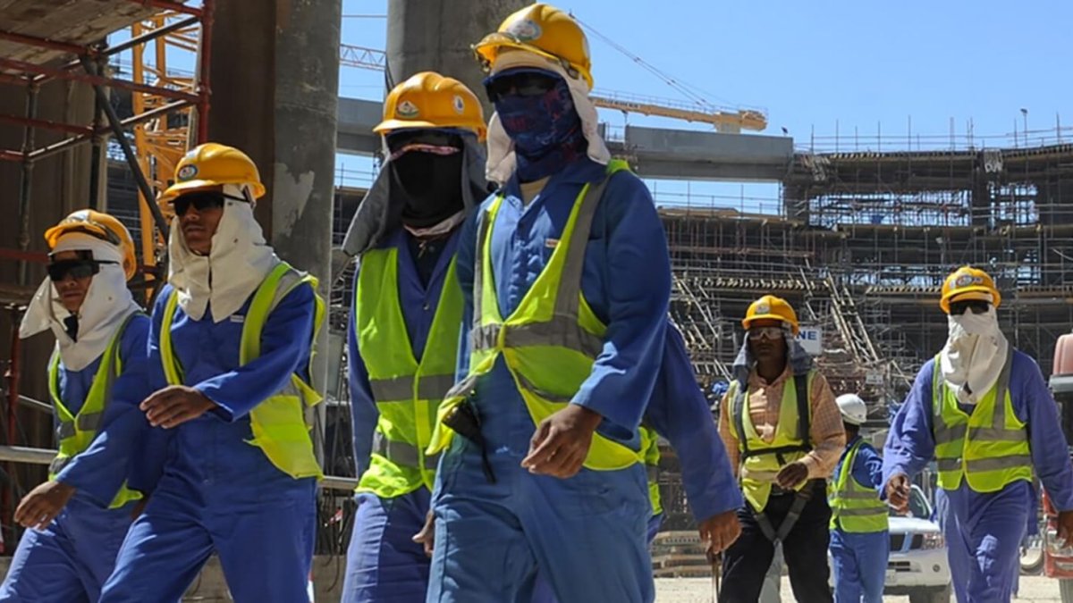 Obreros en la construcción de los estadios de Qatar