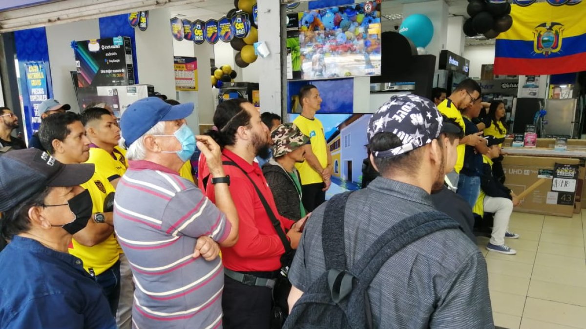 Hinchas ecuatorianos ponen pausa a sus actividades para ver el partido
