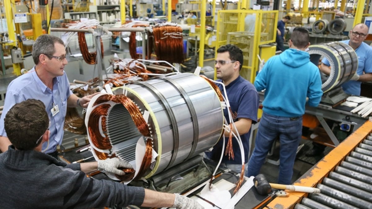 Planta.- Trabajadores en la fábrica de Web elaborando motores para lavadoras.
