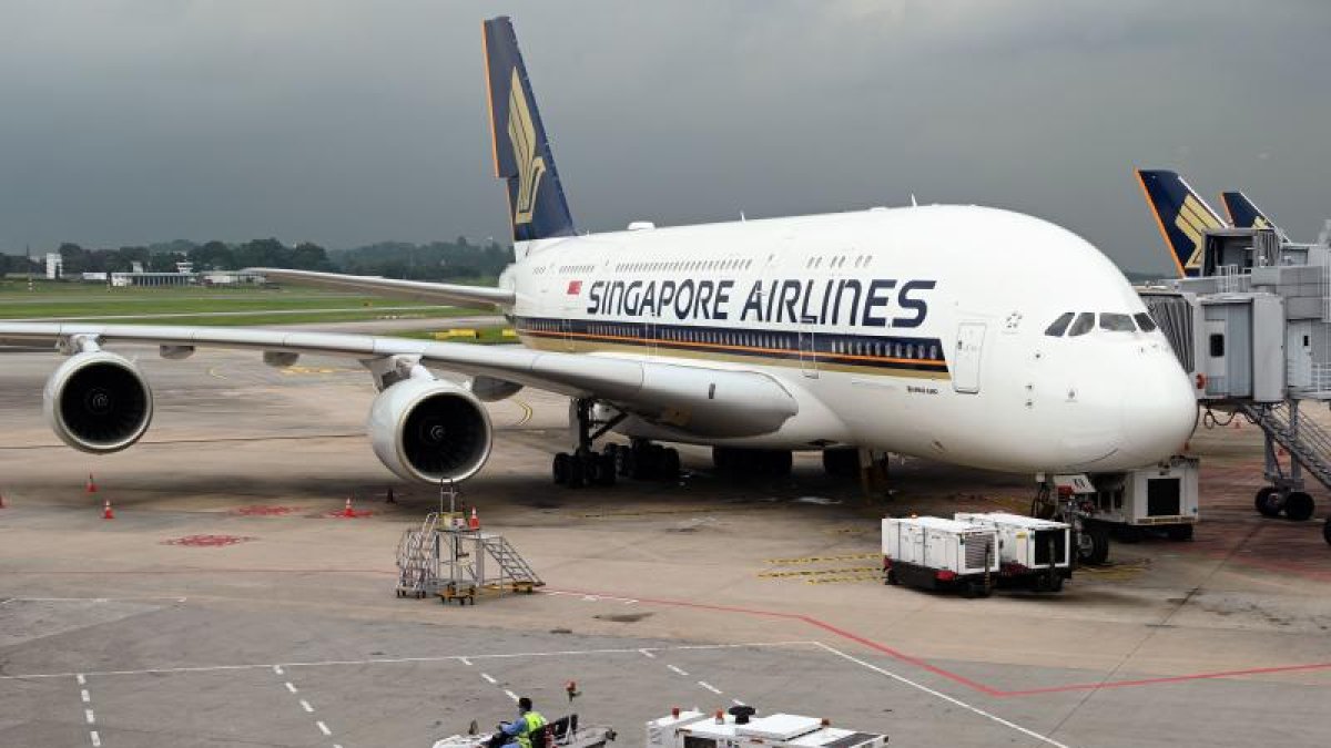 Aeropuerto.- Una de las naves de la empresa Singapore Airlines.