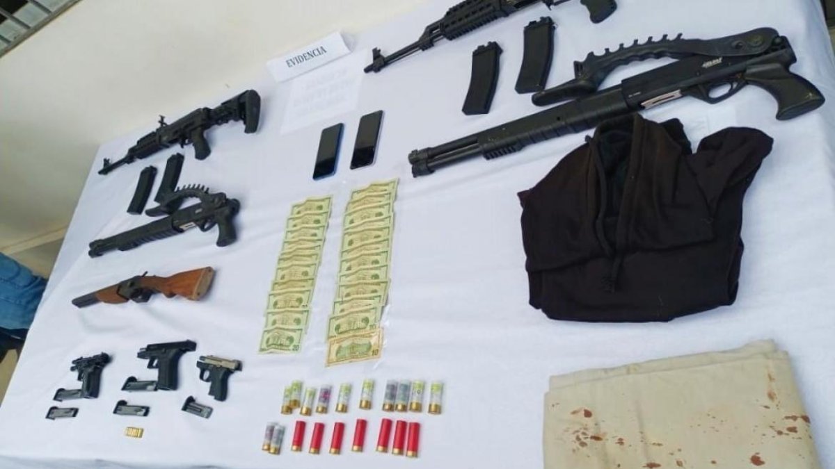 Las ocho armas que los agentes decomisaron a los dos extranjeros.