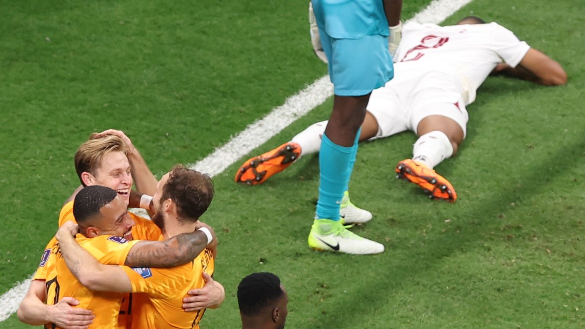 Frenkie De Jong (2-L) celebra con sus compañerossu gol en el estadio Al Bayt Estadio.